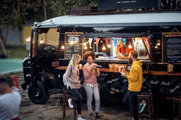 Grupo Amigos Comiendo Bebiendo Hablando Socializando Aire Libre Frente Camión — Foto de Stock