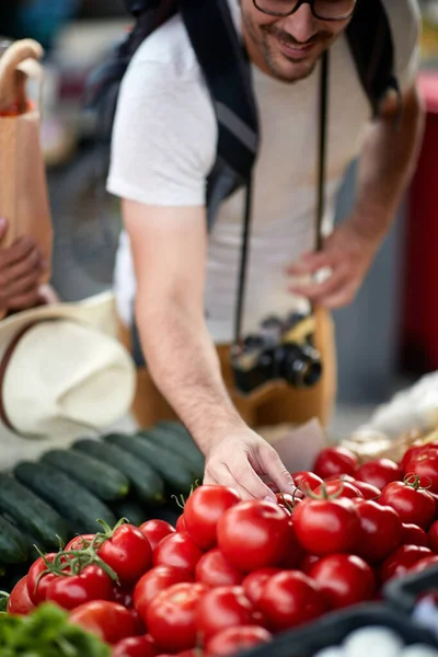 グリーンマーケットやファーマーズマーケットでの新鮮な有機野菜や果物の販売 若いバイヤーは食料品の健康な食糧のためのプロダクトを選び 健康的な食事 ライフスタイルのためのすべて — ストック写真