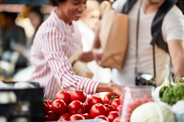 Verkoop Van Verse Biologische Tomaten Groene Markt Boerenmarkt Jonge Kopers — Stockfoto