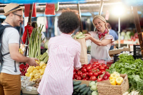 Verkoper Vrouw Biedt Verse Biologische Groenten Fruit Groene Markt Boeren — Stockfoto