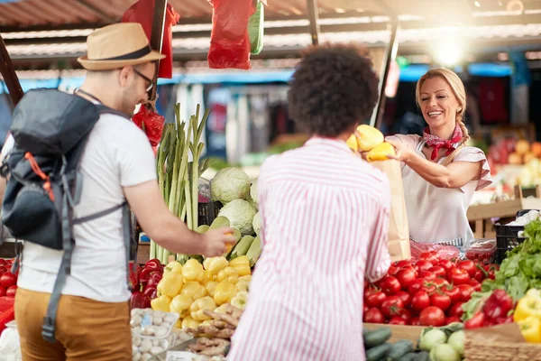 Verkoper Vrouw Biedt Verse Biologische Groenten Fruit Groene Markt Boeren — Stockfoto