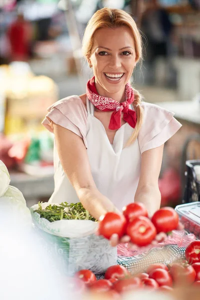 卖方妇女在绿色市场或农贸市场摊位提供新鲜的有机蔬菜和水果 在杂货店里用番茄做健康食品 所有的饮食健康饮食 生活方式 — 图库照片