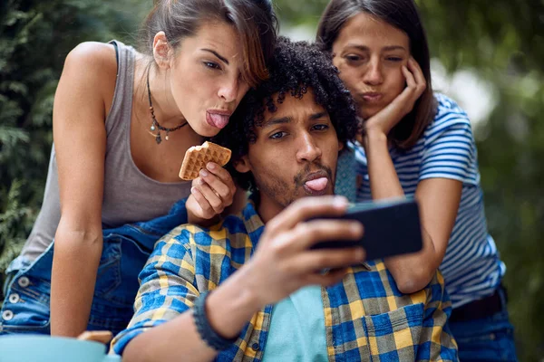 Neşeli Arkadaşlar Güzel Bir Havada Barın Arka Bahçesinde Aptalca Selfie — Stok fotoğraf