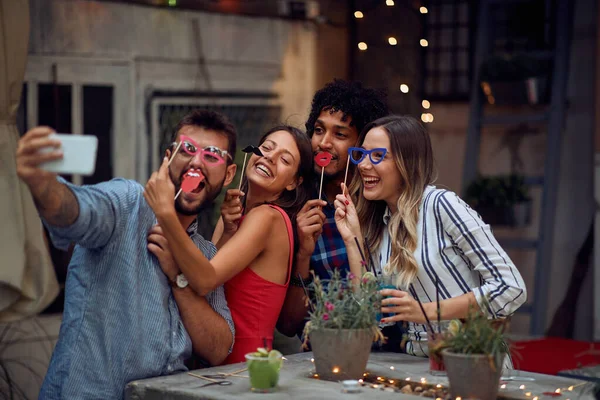 Casais Alegres Posando Para Uma Selfie Engraçada Festa Aniversário Livre — Fotografia de Stock