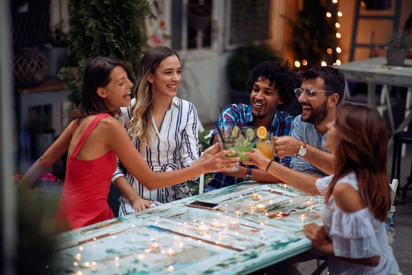 Grupp Glada Vänner Som Skålar Friluftsfesten Vacker Sommarskymning Kvalitets Vänskap — Stockfoto