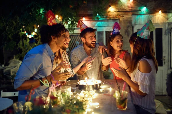 Grupo Amigos Alegres Desfrutando Festa Aniversário Livre Uma Bela Noite — Fotografia de Stock