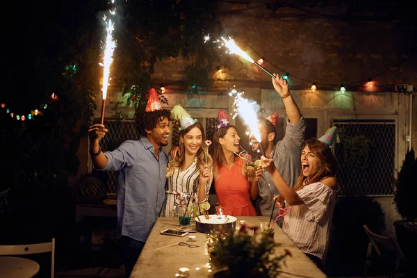 Grupo Amigos Alegres Brincando Com Fogos Artifício Festa Aniversário Livre — Fotografia de Stock