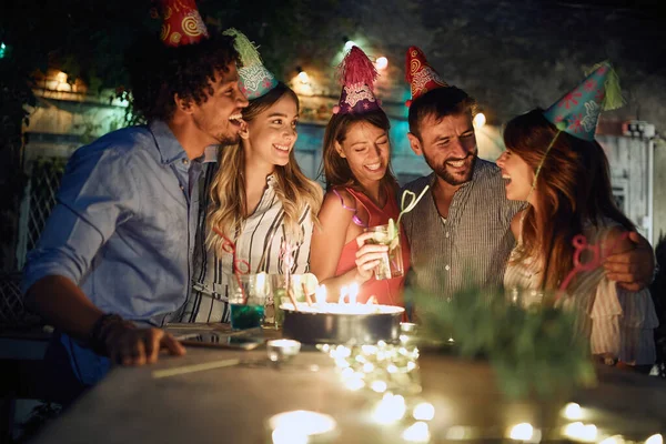 Urodzinowy Celebryta Cieszący Się Przyjaciółmi Otwartej Imprezie Piękny Letni Wieczór — Zdjęcie stockowe