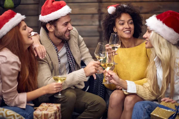 Gruppo Persone Allegre Brindare Natale Capodanno Atmosfera Rilassata Insieme Natale — Foto Stock