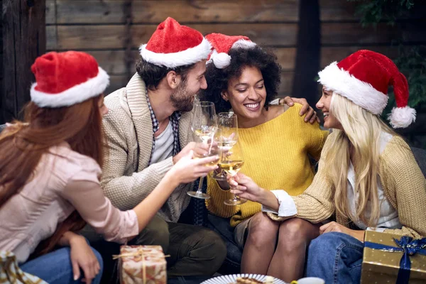 Grupo Jóvenes Alegres Pasar Buen Rato Ambiente Festivo Navidad Fiesta —  Fotos de Stock