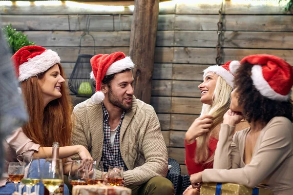 Grupo Amigos Alegres Conversando Fazendo Desejos Atmosfera Festiva Natal Festa — Fotografia de Stock