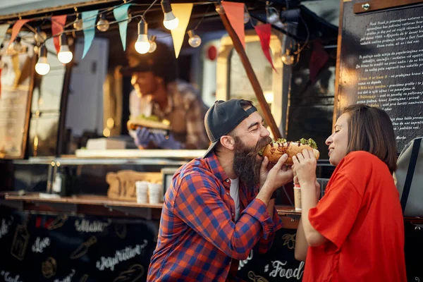 Linda Pareja Caucásica Comiendo Sándwich Juntos Frente Comida Rápida — Foto de Stock