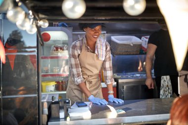 Genç, Afro-Amerikan kadın çalışan, fast food servisi, yemek kamyonu...