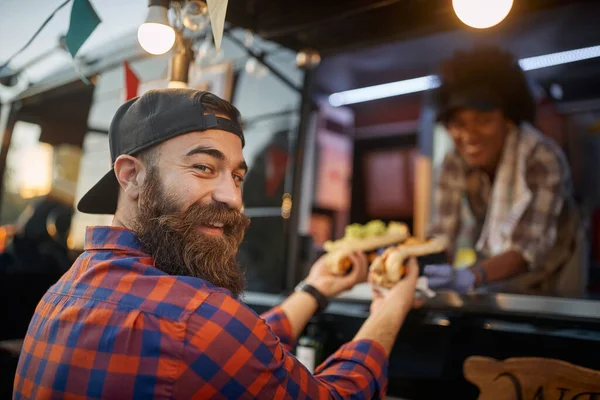 Hombre Caucásico Feliz Satisfecho Con Barba Cliente Recibir Sándwiches Empleado — Foto de Stock