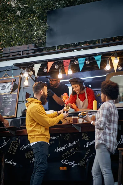 Grupo Amigos Que Divierten Servicio Móvil Comida Rápida — Foto de Stock