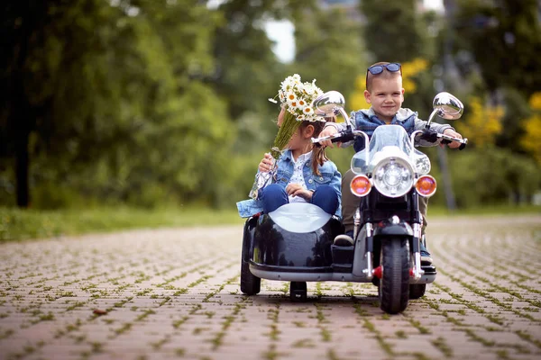 Gelukkig Kleine Jongen Een Meisje Rijden Een Speelgoed Motorfiets Een — Stockfoto
