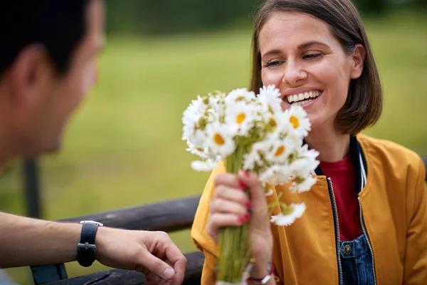 Mężczyzna Dając Bukiet Kwiatów Kobiety Parku Szczęśliwa Koncepcja Pary — Zdjęcie stockowe