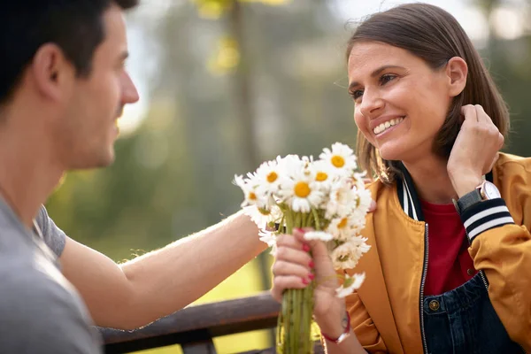 Mann Schenkt Blumenstrauß Frau Park Glückliches Paar — Stockfoto