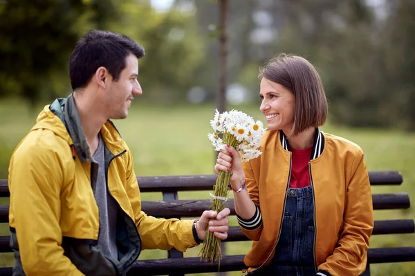 Man Geeft Boeket Bloemen Aan Een Vrouw Een Park Happy — Stockfoto