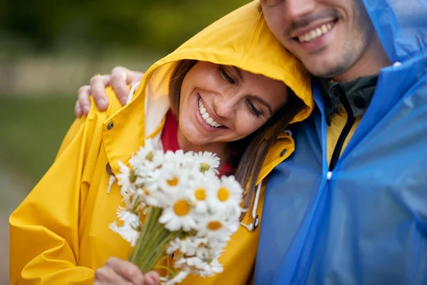 Portrait Woman Receiving Bouquet Flowers Man Love Rainy Day Concept — Stock Photo, Image