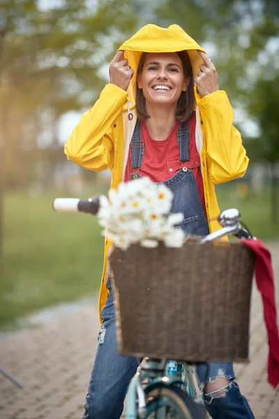 Mujer Montando Bicicleta Día Lluvioso Parque —  Fotos de Stock