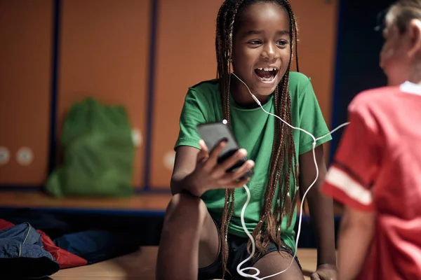 아이들은 룸에서 스마트폰 콘텐츠를 즐긴다 어린이 스포츠 — 스톡 사진