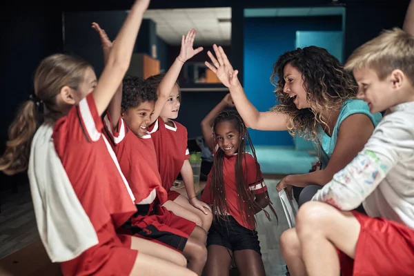 Pequeñas Jugadoras Entrenadoras Vestuario Emocionadas Listas Para Partido Deportes Equipo — Foto de Stock