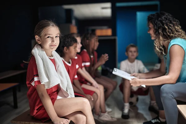 Una Niña Posando Para Una Foto Vestuario Mientras Espera Partido — Foto de Stock