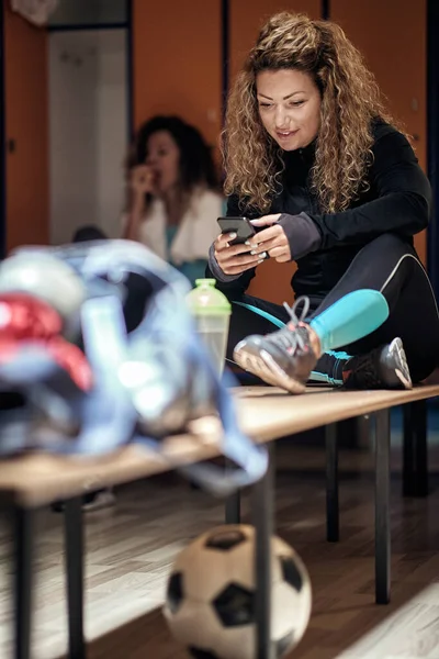 Een Jong Knap Meisje Kleedkamer Die Sms Jes Leest Terwijl — Stockfoto