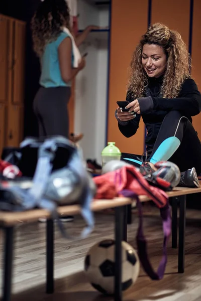 Ung Glad Flicka Omklädningsrummet Väntar Träning Rekreation Fitness Och Idrott — Stockfoto