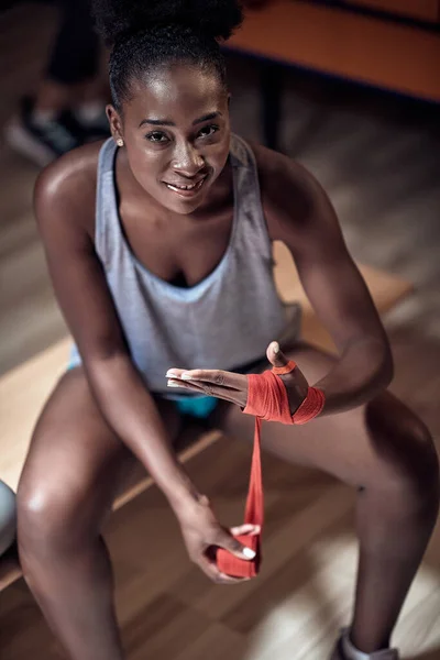 一个年轻姑娘在更衣室里摆姿势准备训练 健身和体育 — 图库照片