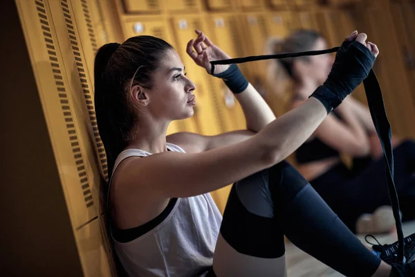 Młode Dziewczyny Szatni Koncentrują Się Przygotowują Treningu Rekreacja Fitness Sport — Zdjęcie stockowe