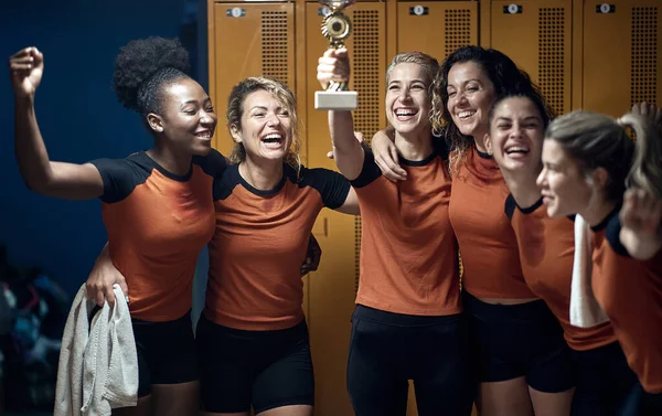 Equipo Femenino Vestuario Posando Para Una Foto Con Trofeo Ganado — Foto de Stock