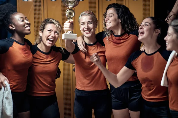 Una Squadra Femminile Nello Spogliatoio Che Posa Celebra Trofeo Vinto — Foto Stock