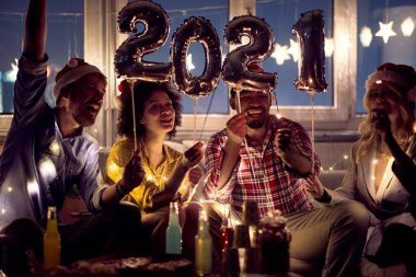 Mutlu ve mutlu çiftler yeni yıl arifesini ev partisinde kutluyorlar. Yılbaşı, ev partisi, arkadaş olarak vakit geçirmek.