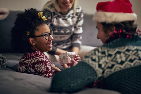 幸せなアフロアメリカの十代の少女はクリスマスの贈り物を受け取ります 幸せな家族の瞬間の概念 — ストック写真