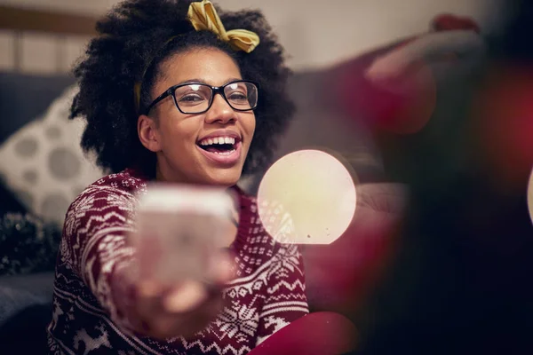 Neşeli Afro Amerikan Genç Kız Xmas Hediye Ediyor Mutlu Aile — Stok fotoğraf