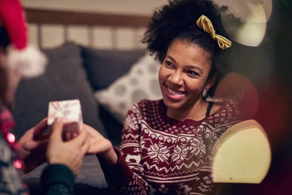 Allegro Adolescente Reciving Regalo Natale Felice Concetto Momenti Famiglia — Foto Stock