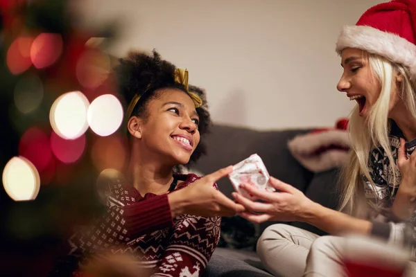Twee Vriendinnen Wisselen Samen Kerstcadeaus Uit Home Kerstviering Concept — Stockfoto