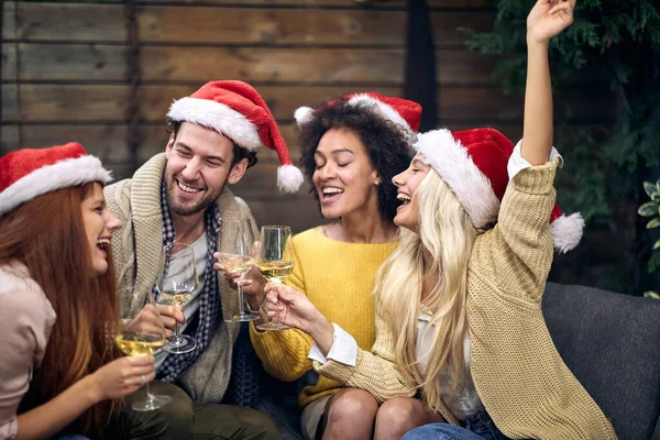 Grupo Jovens Felizes Comemorando Natal Ano Novo Juntos Conceito Festa — Fotografia de Stock