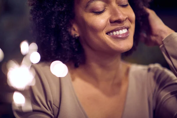 Mutlu Bir Afro Amerikan Kadının Portresi Elinde Parlak Bir Parıltı — Stok fotoğraf