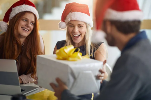 Agradablemente Sorprendido Caucásico Colega Femenino Tomando Regalo Envuelto Para Navidad —  Fotos de Stock