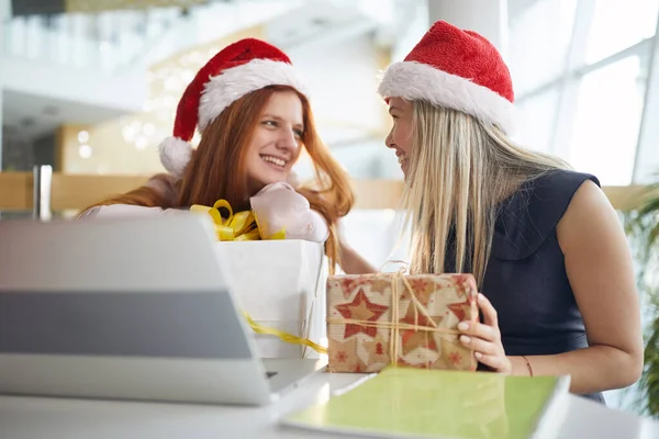 Colleghe Caucasiche Che Parlano Ufficio Natale Guardano Altro Con Dei — Foto Stock