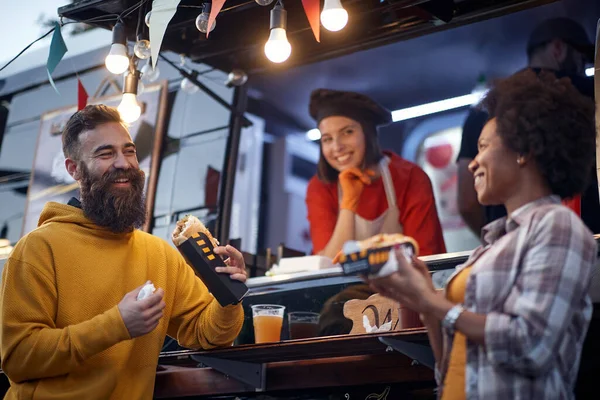 Imagen Vertical Pareja Multiétnica Comiendo Sándwiches Coqueteando Delante Comida Rápida —  Fotos de Stock