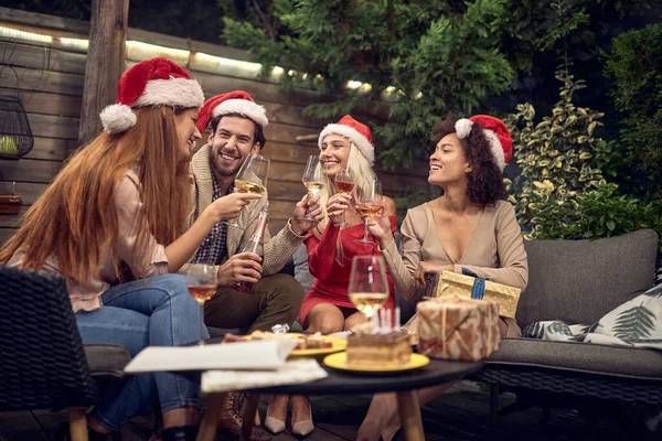 Grupo Amigos Brindar Com Copos Vinho Celebrando Ano Novo Vestindo — Fotografia de Stock