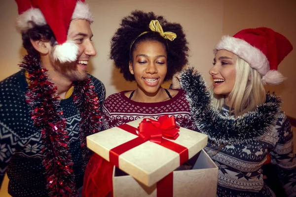 Grupo Amigos Celebrando Natal Juntos Casa — Fotografia de Stock