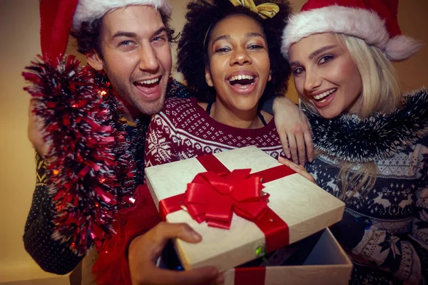 Gruppo Amici Che Festeggiano Natale Insieme Casa — Foto Stock