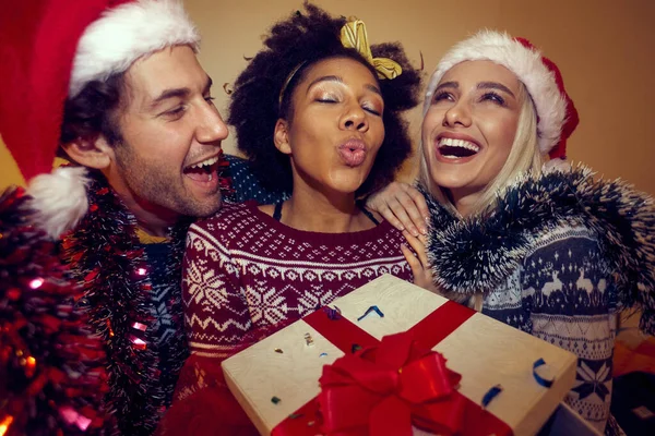 Grupo Amigos Felizes Celebrando Ano Novo Juntos Casa — Fotografia de Stock