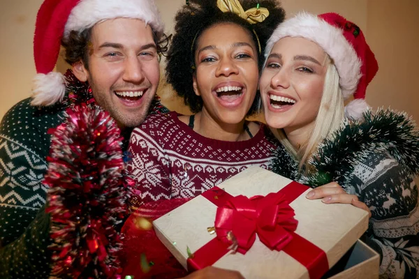 Gruppo Amici Che Festeggiano Nuovo Anno Insieme Casa — Foto Stock