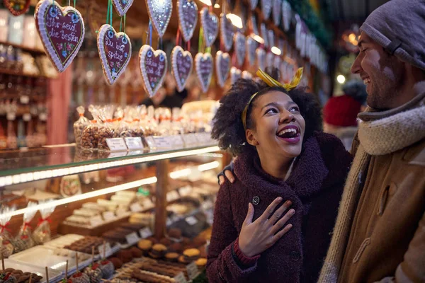 Genç Bir Çift Kış Günü Yürüyüş Yapıyor Noel Festivali Konsepti — Stok fotoğraf